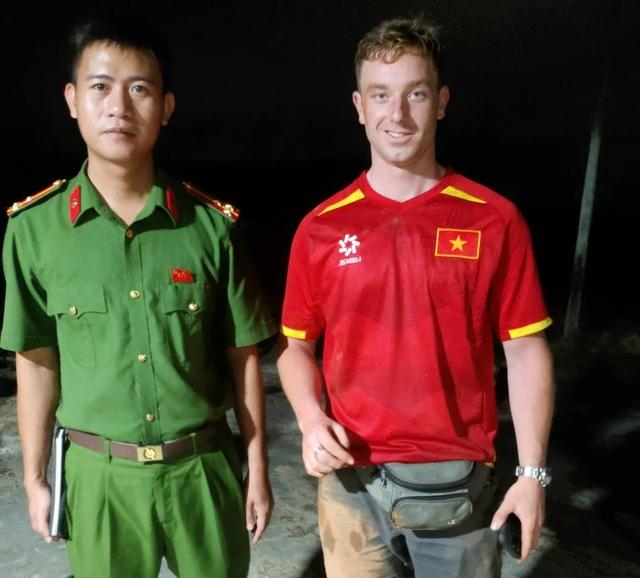 Hai du khách Hà Lan đi lạc vào rừng sâu được công an Quảng Trị giải cứu- Ảnh 1.