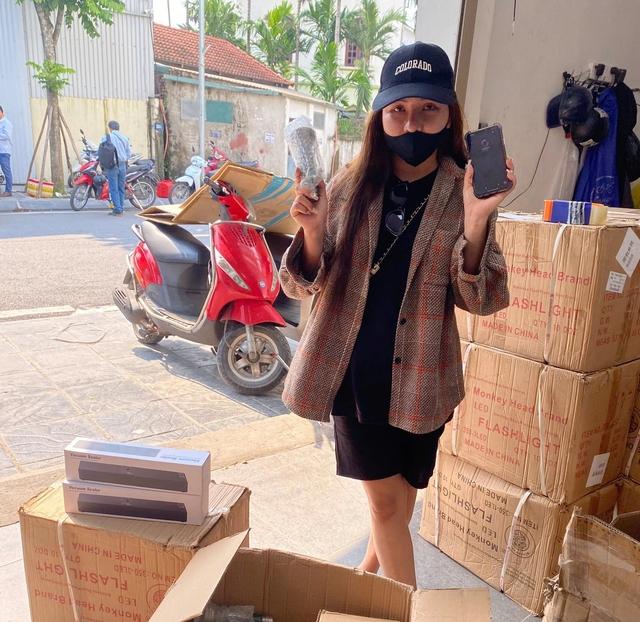 Nhiều người quyên góp đèn pin, sạc dự phòng gửi bà con vùng lũ giữ liên lạc - Ảnh 4.
