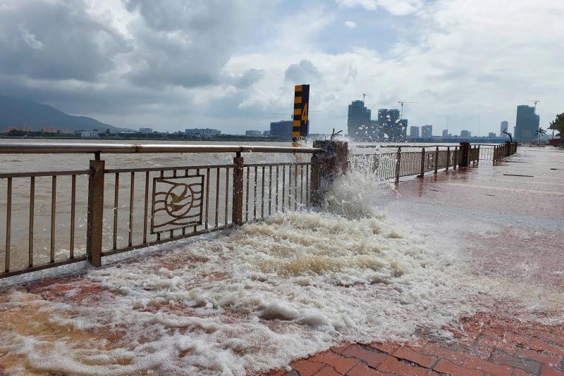 Bão số 12: Sóng dữ xuất hiện ở cửa sông Hàn - Ảnh 4.