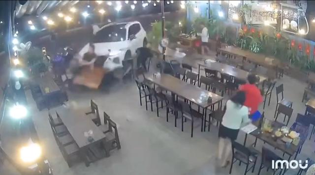 Ô tô điên lao vào quán nhậu ở Gia Lai, ít nhất 1 người tử vong- Ảnh 1.