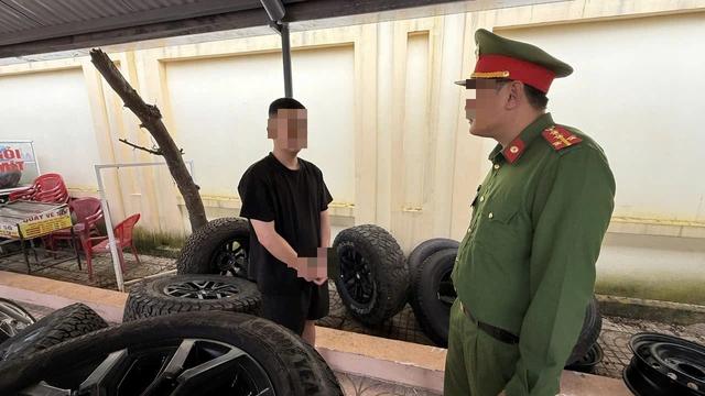 Bắt giữ nghi phạm trộm bánh xe ô tô từ TP.HCM tới Đắk Lắk - Ảnh 1.