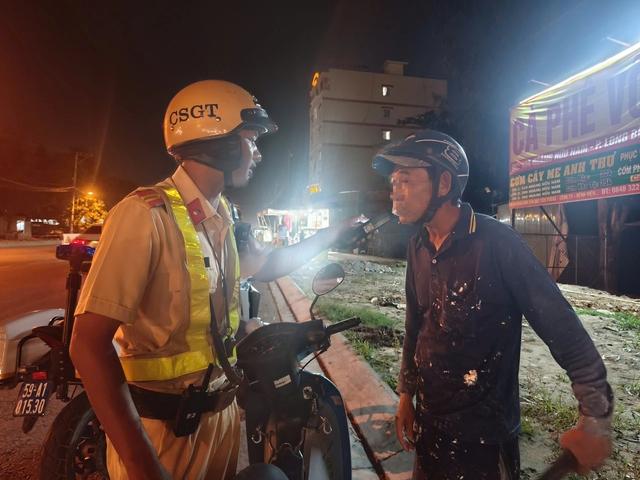 CSGT TP.HCM đo nồng độ cồn ban ngày: Nhiều người ngỡ ngàng vì bị phạt kịch khung - Ảnh 5.