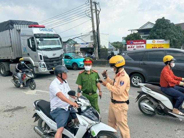 CSGT TP.HCM đo nồng độ cồn ban ngày: Nhiều người ngỡ ngàng vì bị phạt kịch khung - Ảnh 1.