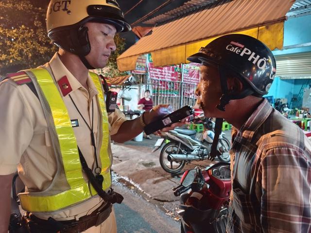 CSGT TP.HCM đo nồng độ cồn ban ngày: Nhiều người ngỡ ngàng vì bị phạt kịch khung - Ảnh 6.