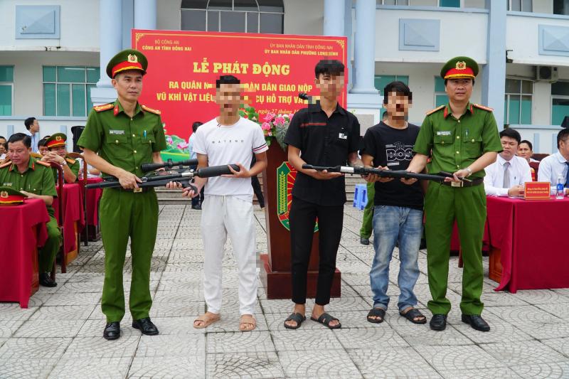 Đồng Nai: Thanh niên xếp hàng giao nộp vũ khí - Ảnh 1.
