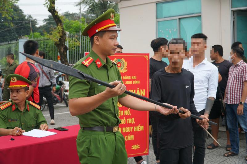 Đồng Nai: Thanh niên xếp hàng giao nộp vũ khí - Ảnh 5.