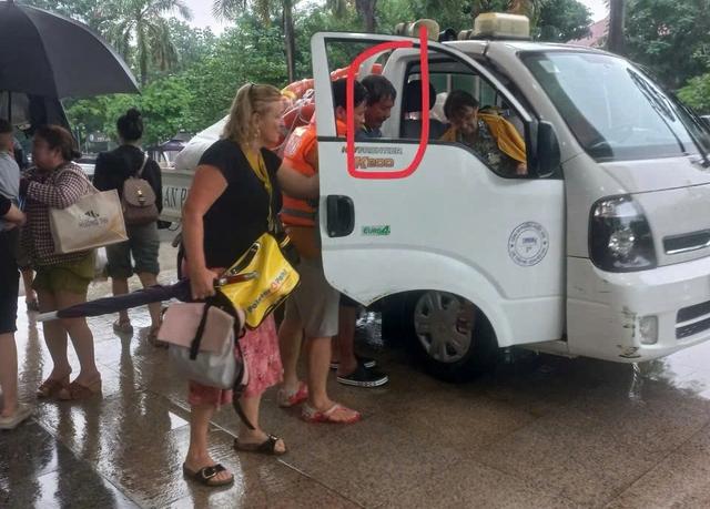 Xúc động tiếng gọi "Chị ơi đừng ngủ nghe!” của anh công an trong lũ lịch sử- Ảnh 3.