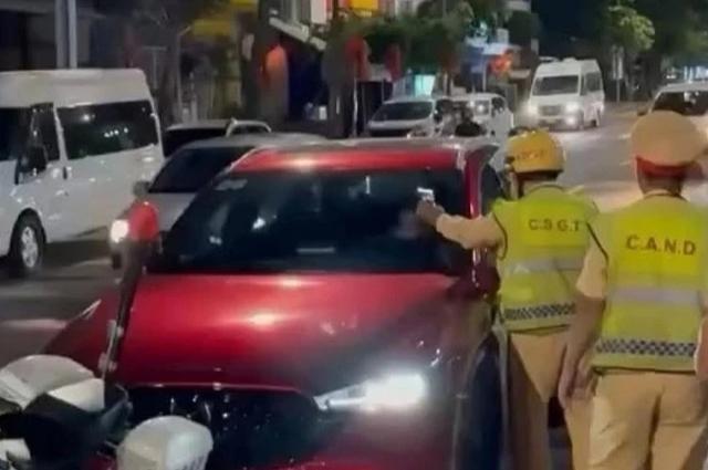Phạt nữ ca sĩ phớt lờ hiệu lệnh CSGT, hút bóng cười ngay trên ô tô- Ảnh 2.