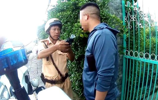 Không nhường đường xe ưu tiên, tài xế ở TP.HCM phải trả giá đắt - Ảnh 2.