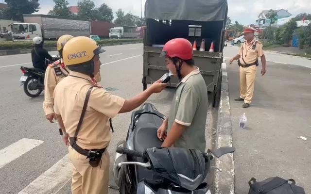 CSGT TP.HCM đo nồng độ cồn ban ngày: Nhiều người ngỡ ngàng vì bị phạt kịch khung - Ảnh 2.