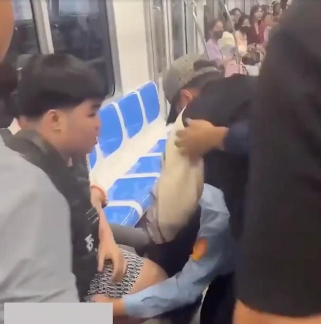 Bảo vệ tàu metro số 1 TP.HCM bị 2 thanh niên hành hung- Ảnh 1.