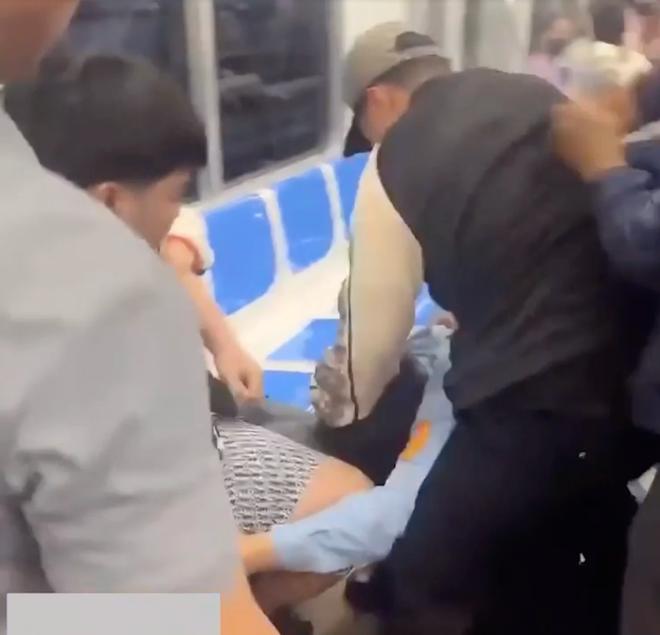 Bảo vệ tàu metro số 1 TP.HCM bị 2 thanh niên hành hung- Ảnh 2.
