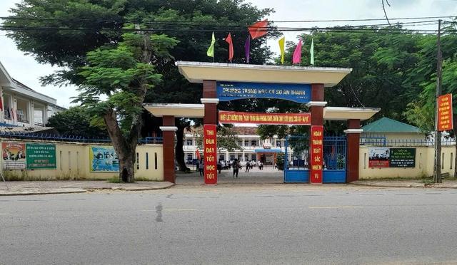 Học sinh phải dừng học để đi quét rác khiến phụ huynh bức xúc - Ảnh 1.