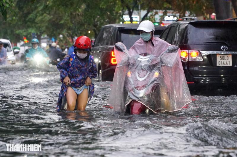 TP.HCM mưa lớn, nước ngập gần 3 tiếng trên đường Quốc Hương- Ảnh 7.
