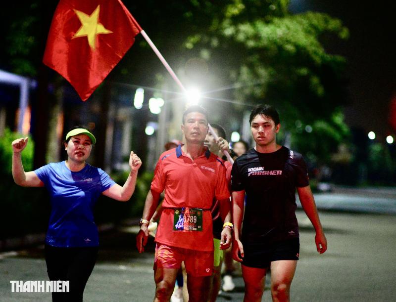 Ảnh đẹp trên hành trình chạy bộ 310 km trong hơn 56 tiếng của 'Trường điên' - Ảnh 14.