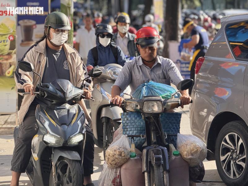 Thấy CSGT TP.HCM, người chạy xe máy đi trên vỉa hè đường Võ Thị Sáu hốt hoảng - Ảnh 9.