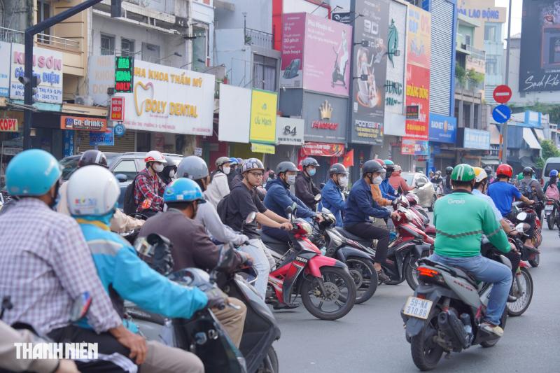 Biển báo hết 'núp lùm', người dân vẫn vi phạm: 'Vì nhiều người cùng đi sai...' - Ảnh 6.