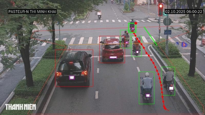 Camera AI của CSGT TP.HCM bắt lỗi hàng loạt xe máy vượt đèn đỏ ở trung tâm- Ảnh 3. Camera AI của CSGT TP.HCM bắt lỗi hàng loạt xe máy vượt đèn đỏ ở trung tâm- Ảnh 3.