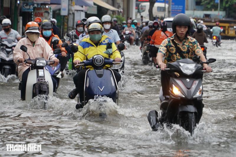 Triều cường dâng cao, đường Trần Xuân Soạn ở TP.HCM lại biến thành sông- Ảnh 1.
