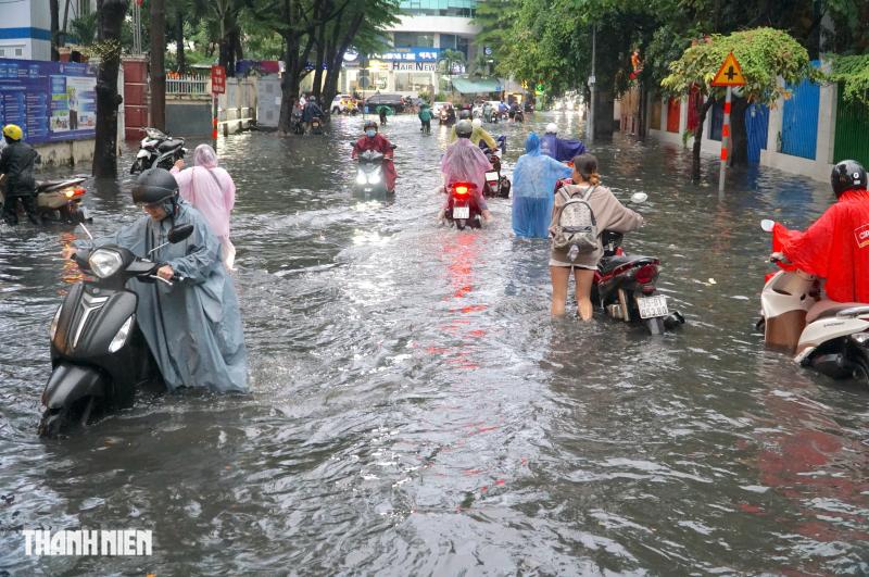 TP.HCM mưa lớn, nước ngập gần 3 tiếng trên đường Quốc Hương- Ảnh 1.