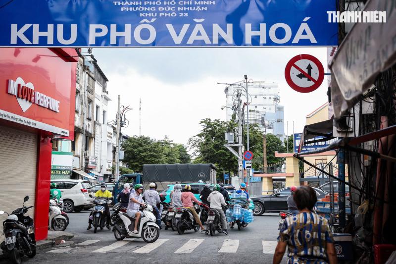 Biển báo núp lùm ở TP . HCM gây khó khăn cho người tham gia giao thông - Ảnh 3.