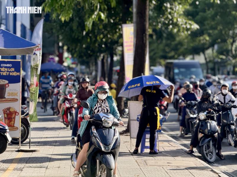 Thấy CSGT TP.HCM, người chạy xe máy đi trên vỉa hè đường Võ Thị Sáu hốt hoảng - Ảnh 1.
