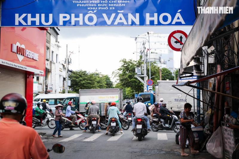 Biển báo núp lùm ở TP . HCM gây khó khăn cho người tham gia giao thông - Ảnh 2.