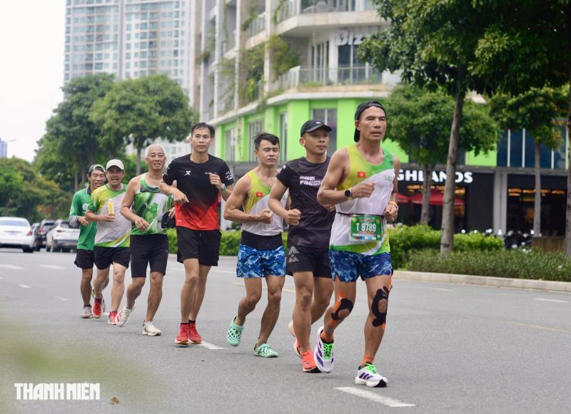 Ảnh đẹp trên hành trình chạy bộ 310 km trong hơn 56 tiếng của 'Trường điên' - Ảnh 12.