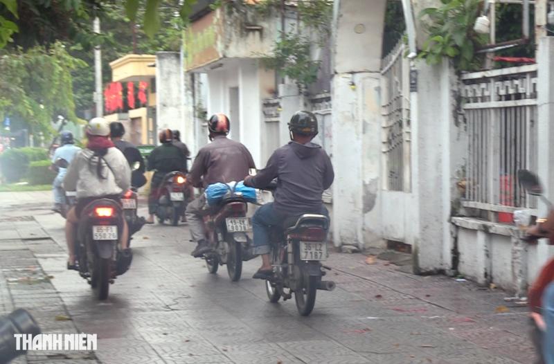 Tra cứu danh sách 95 xe máy đi trên vỉa hè bị CSGT Bến Thành phạt nguội - Ảnh 2.