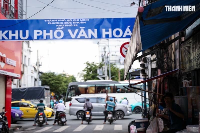 Biển báo núp lùm ở TP . HCM gây khó khăn cho người tham gia giao thông - Ảnh 1.