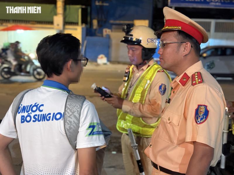 Bị CSGT phạt nồng độ cồn, người say cãi: 'Tôi uống nhưng đi đúng, anh phải thôngcảm' - Ảnh 5.