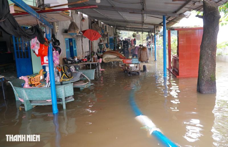 Ngập nước tại Thanh Đa và Bình Quới: Người dân khẩn trương ứng phó với triều cường - Ảnh 2.