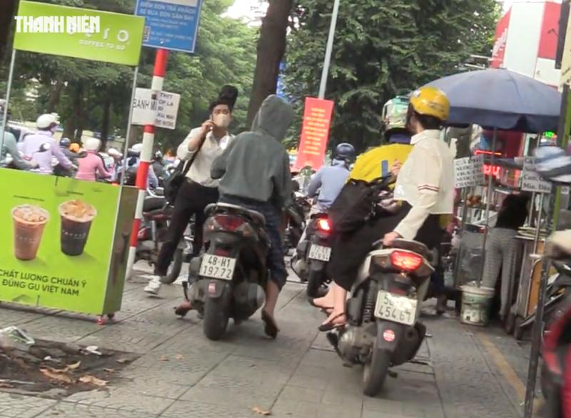30 phút, gần 400 xe máy đi trên vỉa hè Võ Thị Sáu bị CSGT phạt nguội  - Ảnh 1.