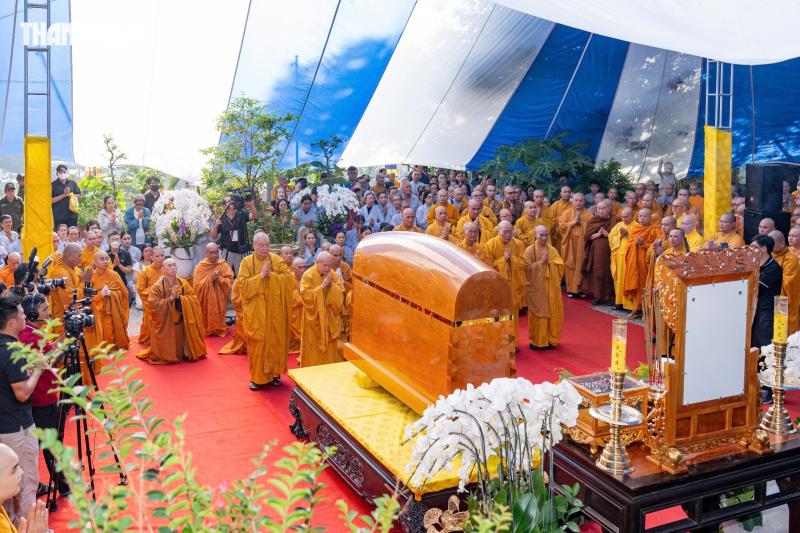 Lễ trà tỳ, nhập bảo tháp trưởng lão hòa thượng Thích Từ Thông ở chùa Thanh Sơn - Ảnh 7.