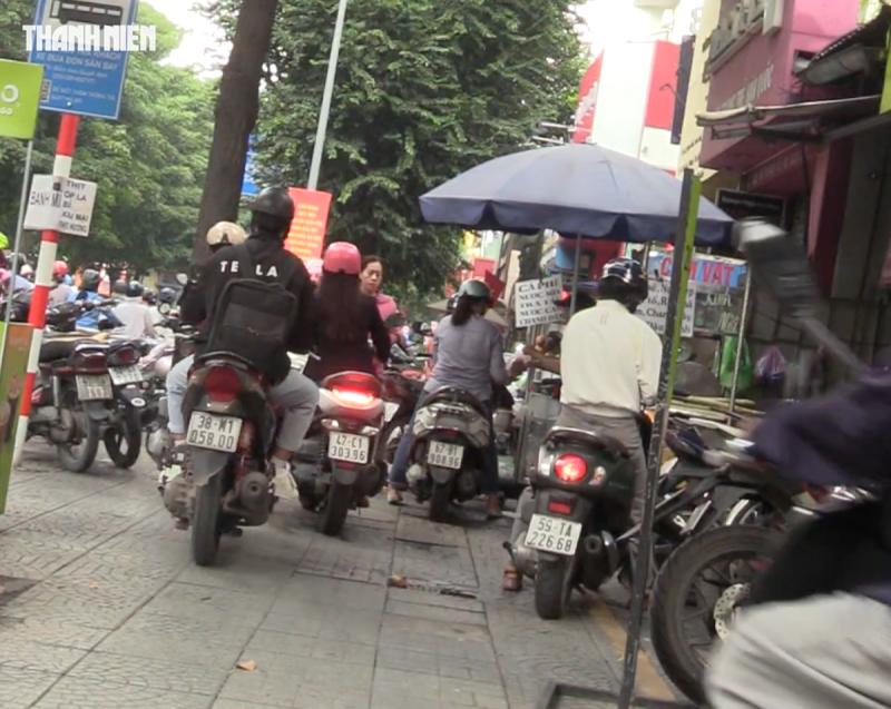30 phút, gần 400 xe máy đi trên vỉa hè Võ Thị Sáu bị CSGT phạt nguội  - Ảnh 2.