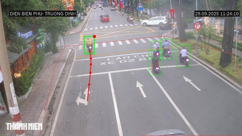 Camera AI của CSGT TP.HCM bắt lỗi hàng loạt xe máy vượt đèn đỏ ở trung tâm- Ảnh 2. Camera AI của CSGT TP.HCM bắt lỗi hàng loạt xe máy vượt đèn đỏ ở trung tâm- Ảnh 2.