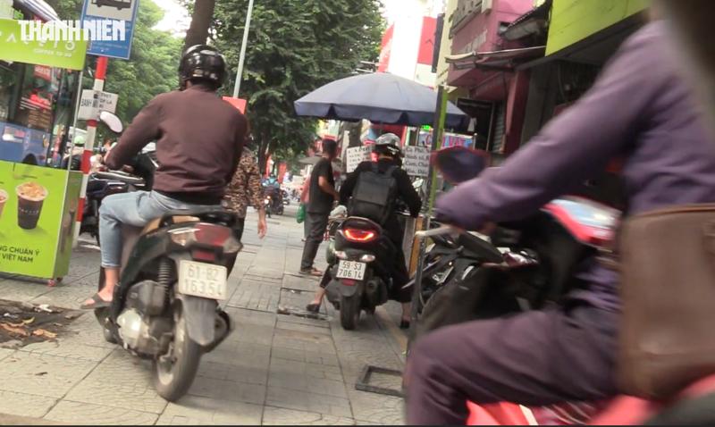 30 phút, gần 400 xe máy đi trên vỉa hè Võ Thị Sáu bị CSGT phạt nguội  - Ảnh 3.