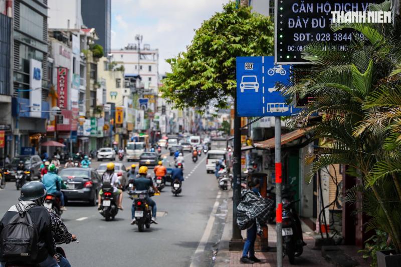 Biển báo núp lùm ở TP . HCM gây khó khăn cho người tham gia giao thông - Ảnh 5.