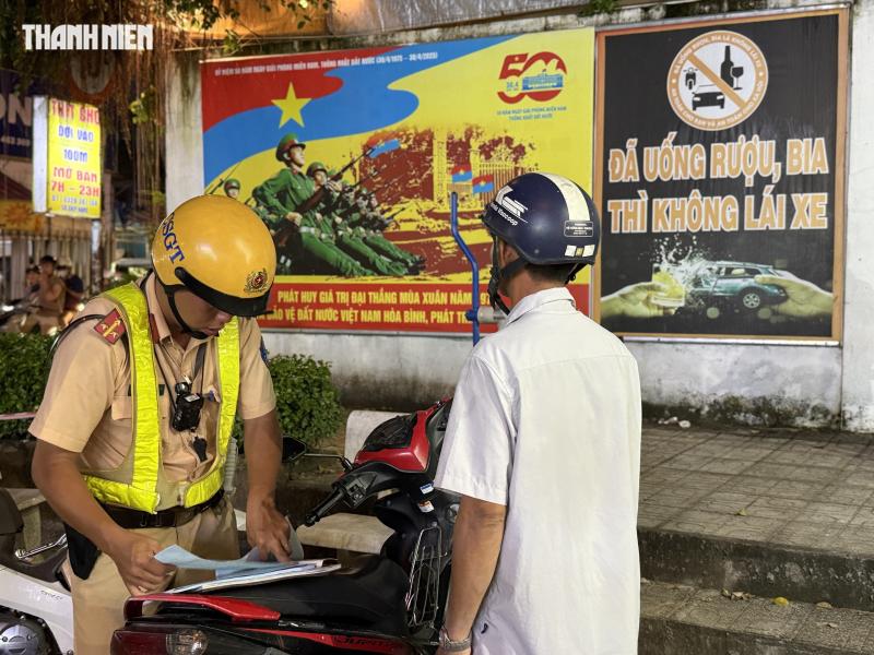 Bị CSGT phạt nồng độ cồn, người say cãi: 'Tôi uống nhưng đi đúng, anh phải thôngcảm' - Ảnh 7.