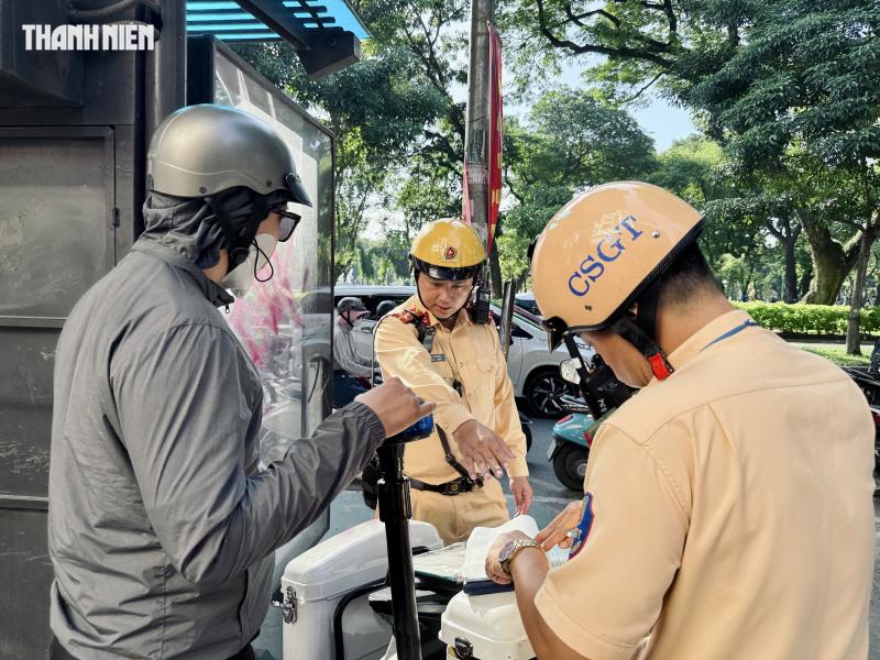 Thấy CSGT TP.HCM, người chạy xe máy đi trên vỉa hè đường Võ Thị Sáu hốt hoảng - Ảnh 5.
