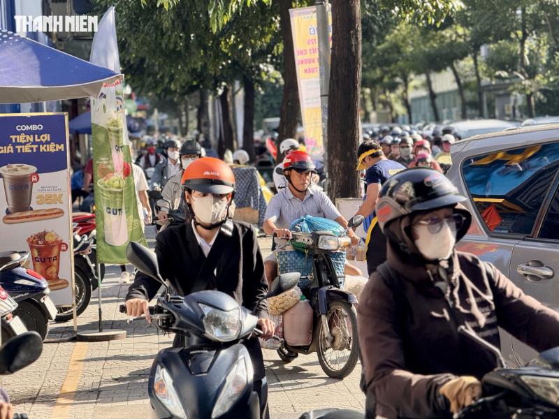 30 phút, gần 400 xe máy đi trên vỉa hè Võ Thị Sáu bị CSGT phạt nguội  - Ảnh 8.