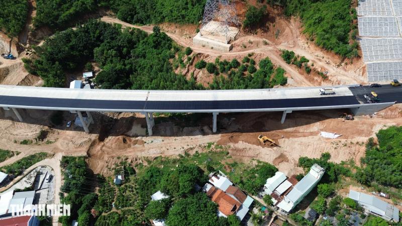 Sạt lở cao tốc Bắc - Nam ở Đắk Lắk: Nguyên nhân và hướng khắc phục trước bão số 12 - Ảnh 1.