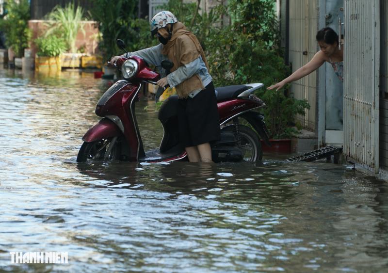 Triều cường dâng cao, người dân hẻm ở TP.HCM thức trắng đêm bơm nước ngập - Ảnh 6.