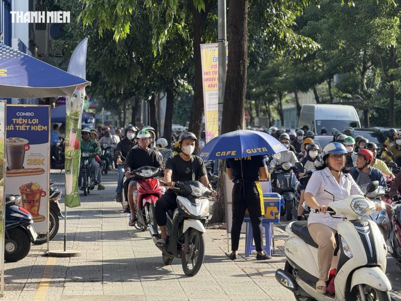 Thấy CSGT TP.HCM, người chạy xe máy đi trên vỉa hè đường Võ Thị Sáu hốt hoảng - Ảnh 2.