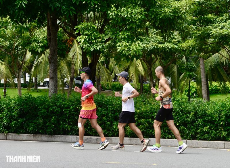 Ảnh đẹp trên hành trình chạy bộ 310 km trong hơn 56 tiếng của 'Trường điên' - Ảnh 8.
