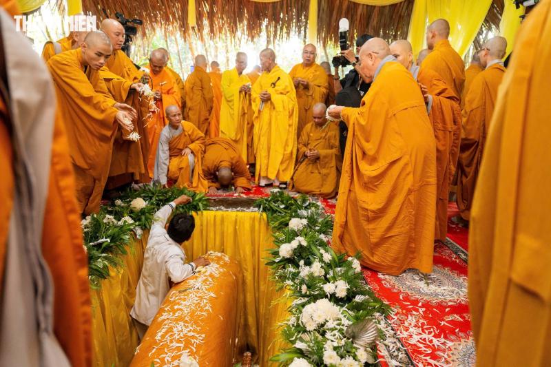 Lễ trà tỳ, nhập bảo tháp trưởng lão hòa thượng Thích Từ Thông ở chùa Thanh Sơn - Ảnh 18.