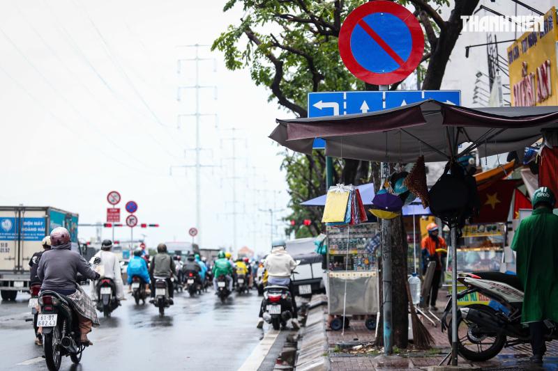 Biển báo núp lùm ở TP . HCM gây khó khăn cho người tham gia giao thông - Ảnh 6.