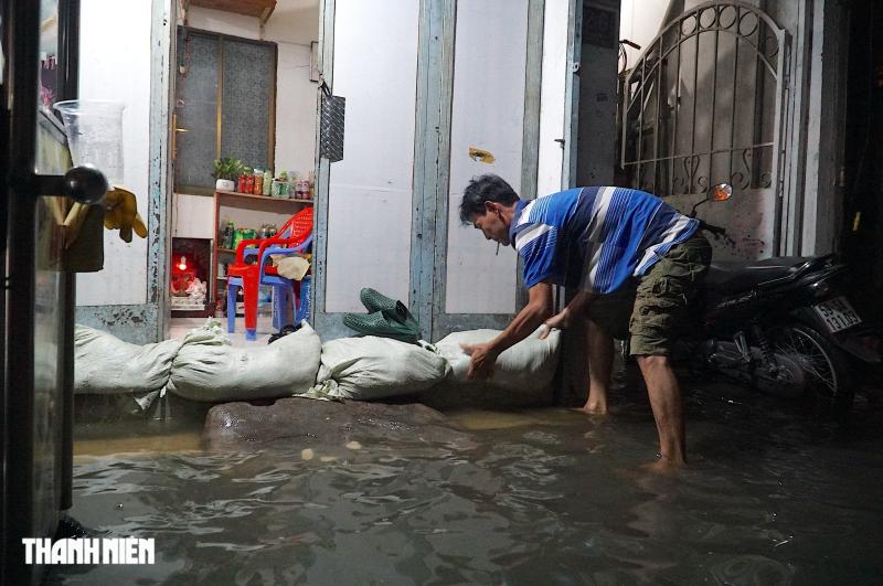 Triều cường dâng cao: Nước tràn bờ đê, dân khu Thanh Đa cuống cuồng chống chọi - Ảnh 8.