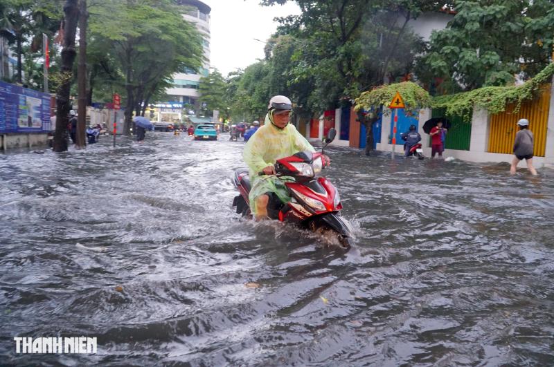 TP.HCM mưa lớn, nước ngập gần 3 tiếng trên đường Quốc Hương- Ảnh 2.