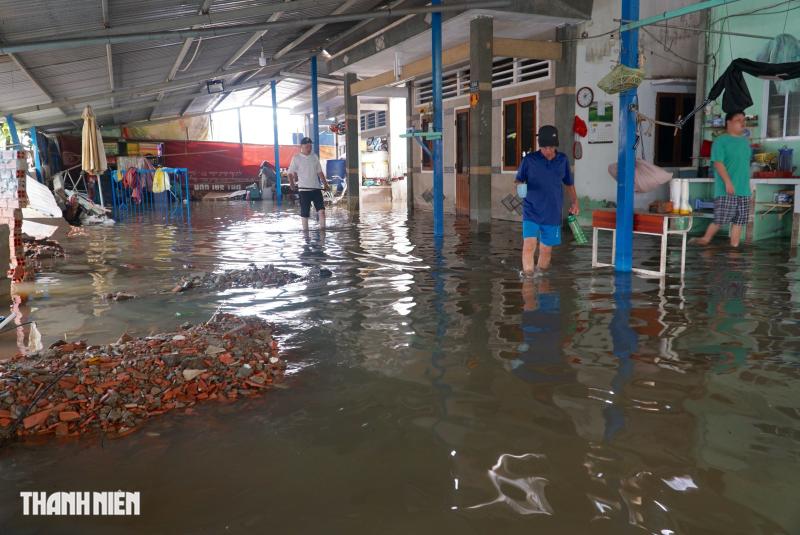 Ngập nước tại Thanh Đa và Bình Quới: Người dân khẩn trương ứng phó với triều cường - Ảnh 1.